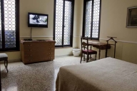 Venice Vacation Apartment Rentals, #102VR: 2 bedroom, 1 bath, sleeps 5